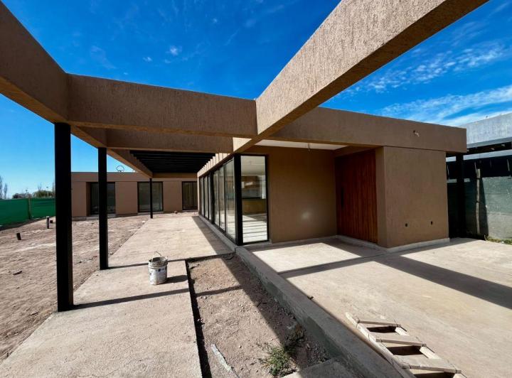 Casa · 160m² · 5 Ambientes · 2 Cocheras