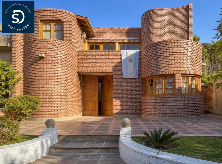 Casa · 550m² · 3 Dormitorios · 3 Cocheras