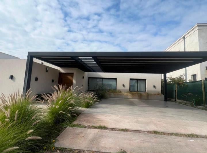 Casa · 200m² · 3 Dormitorios · 4 Cocheras