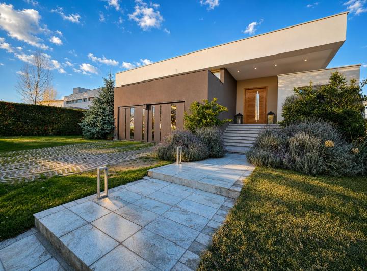 Casa · 486m² · 10 Ambientes · 4 Cocheras
