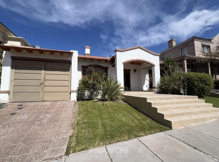 Casa · 270m² · 3 Dormitorios · 1 Cochera
