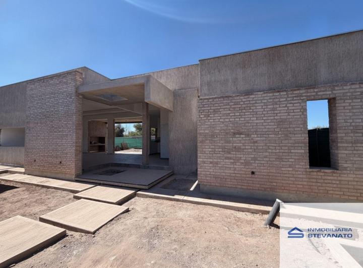 Casa · 180m² · 5 Ambientes · 3 Cocheras