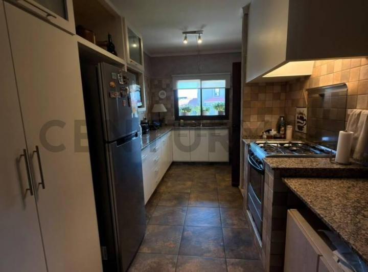 Casa · 422m² · 6 Ambientes · 2 Cocheras