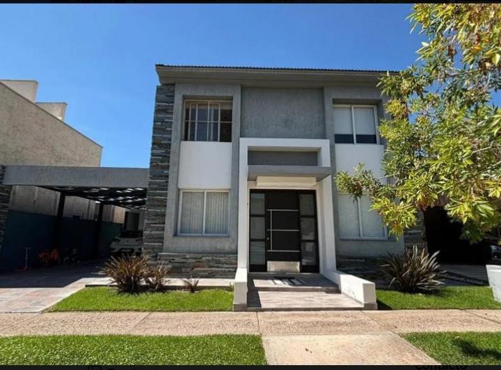 Casa · 220m² · 7 Ambientes · 2 Cocheras