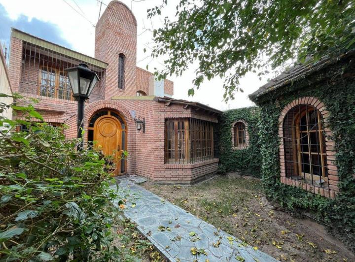 Casa · 320m² · 7 Ambientes · 1 Cochera