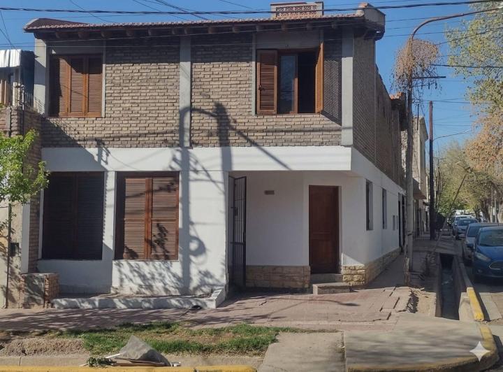 Casa · 212m² · 6 Ambientes · 1 Cochera