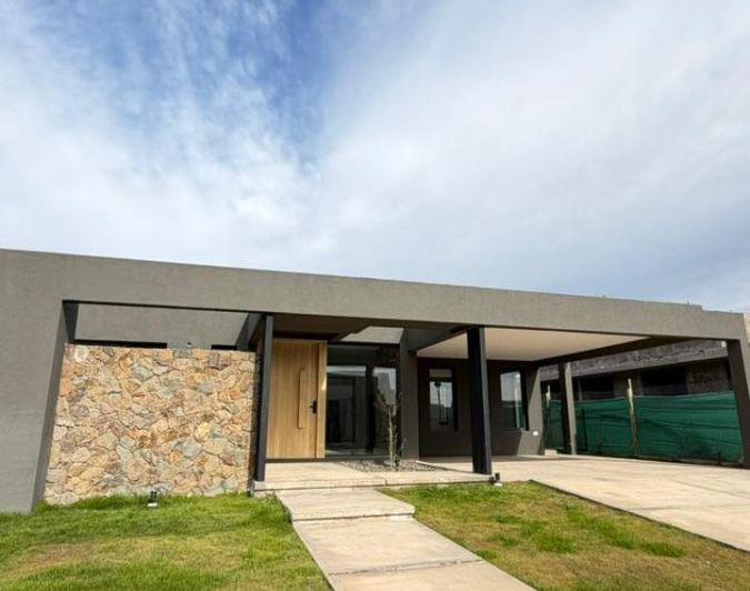 Casa · 228m² · 5 Ambientes · 2 Cocheras