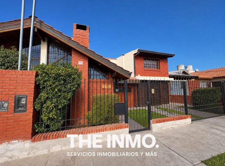 Casa · 202m² · 7 Ambientes · 2 Cocheras