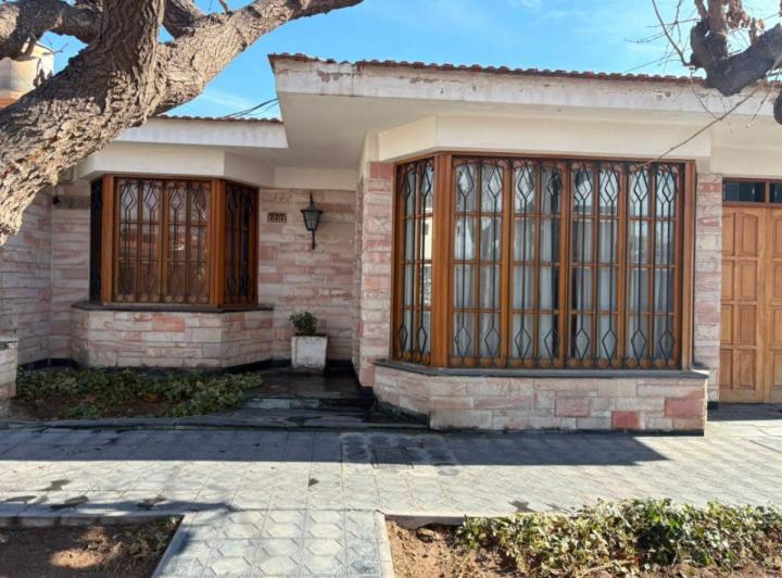 Casa · 147m² · 5 Ambientes · 3 Cocheras