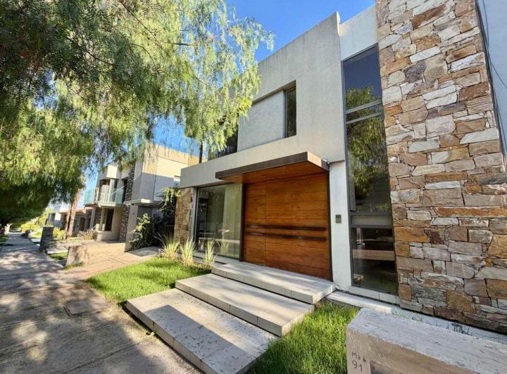 Casa · 220m² · 5 Ambientes · 1 Cochera