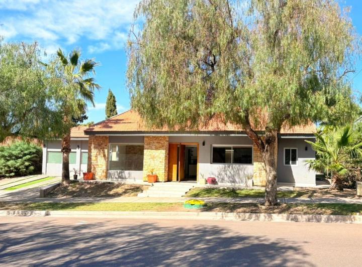 Casa · 329m² · 8 Ambientes · 1 Cochera