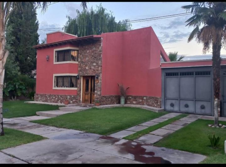Casa · 230m² · 5 Ambientes · 2 Cocheras