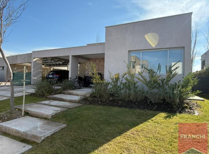 Casa · 206m² · 5 Ambientes · 2 Cocheras