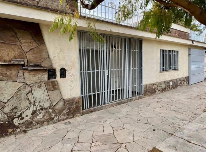 Casa · 180m² · 4 Dormitorios · 2 Cocheras