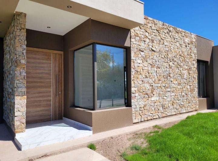 Casa · 139m² · 5 Ambientes · 2 Cocheras