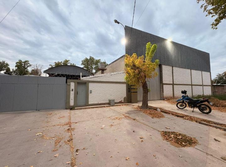 Bodega-Galpón · 1685m² · 5 Ambientes