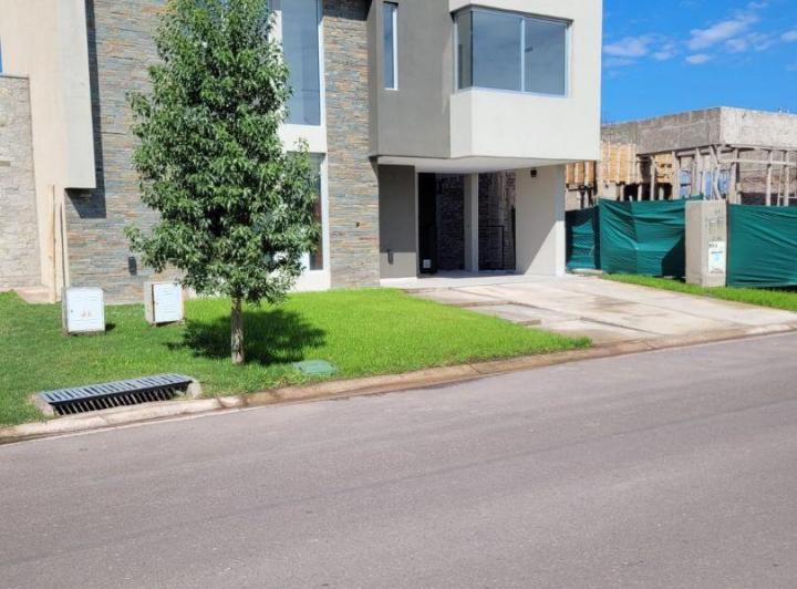 Casa · 146m² · 5 Ambientes · 1 Cochera