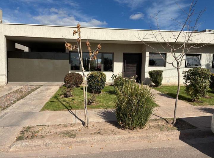 Casa · 230m² · 4 Ambientes · 2 Cocheras