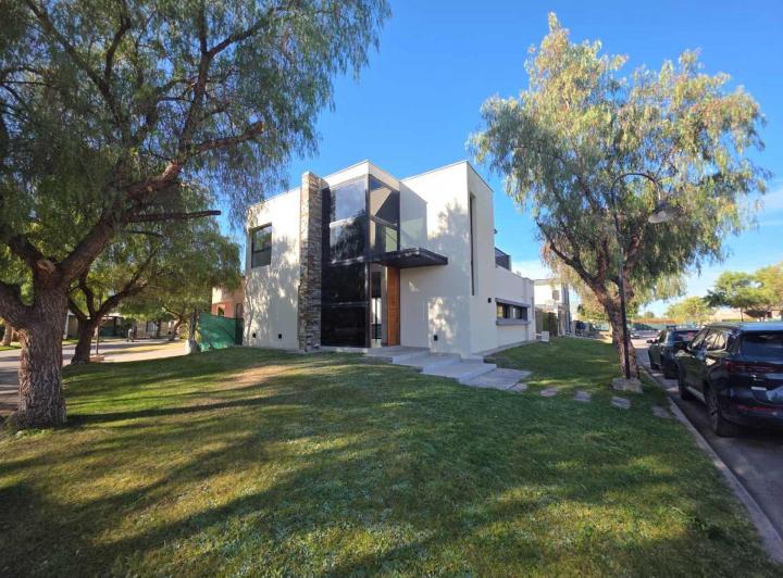 Casa · 198m² · 6 Ambientes · 2 Cocheras