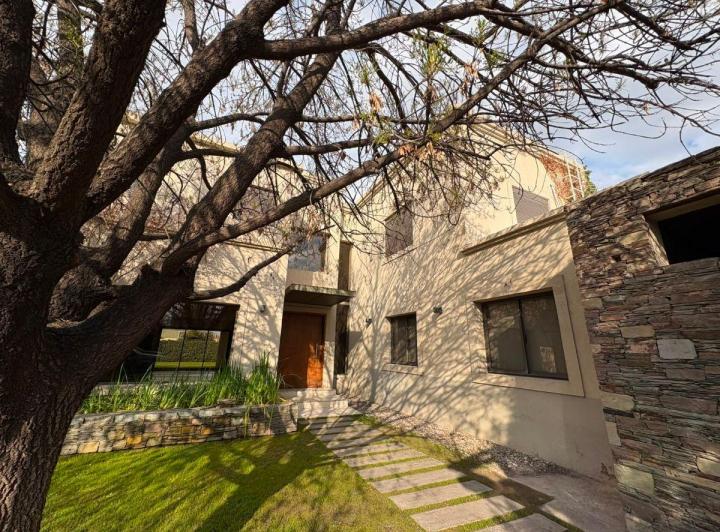 Casa · 301m² · 9 Ambientes · 2 Cocheras