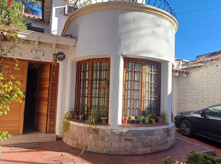 Casa · 196m² · 8 Ambientes · 1 Cochera