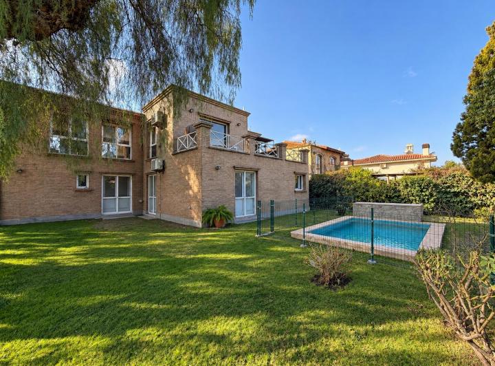 Casa · 315m² · 4 Dormitorios · 3 Cocheras
