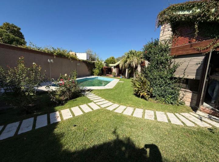 Casa · 700m² · 6 Ambientes · 2 Cocheras
