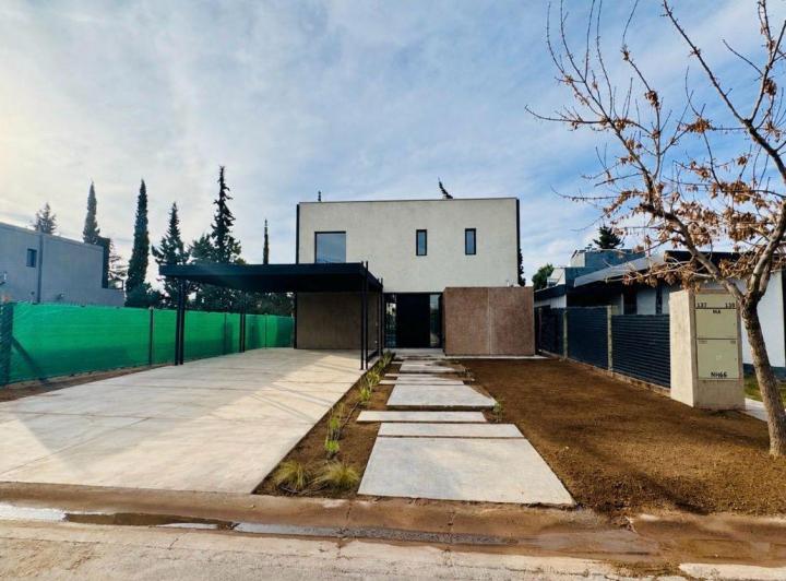 Casa · 152m² · 5 Ambientes · 2 Cocheras