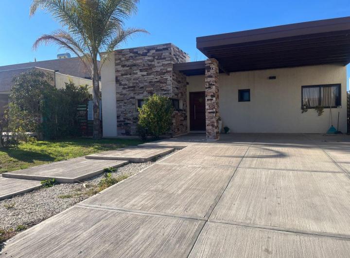 Casa · 185m² · 4 Ambientes · 1 Cochera
