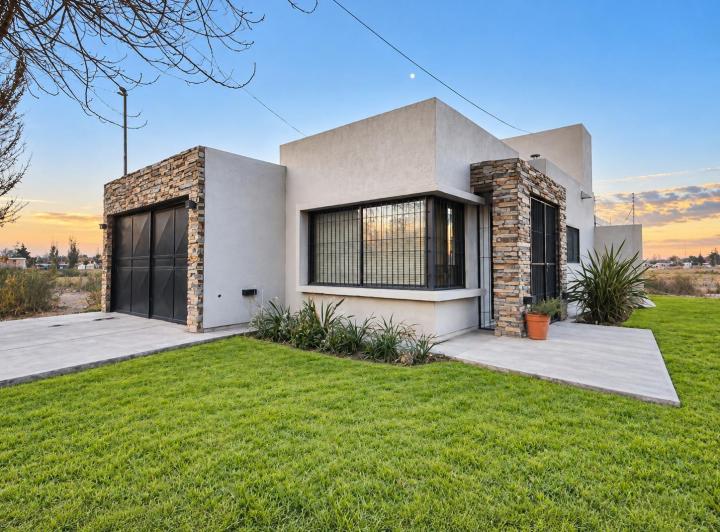 Casa · 115m² · 5 Ambientes · 2 Cocheras