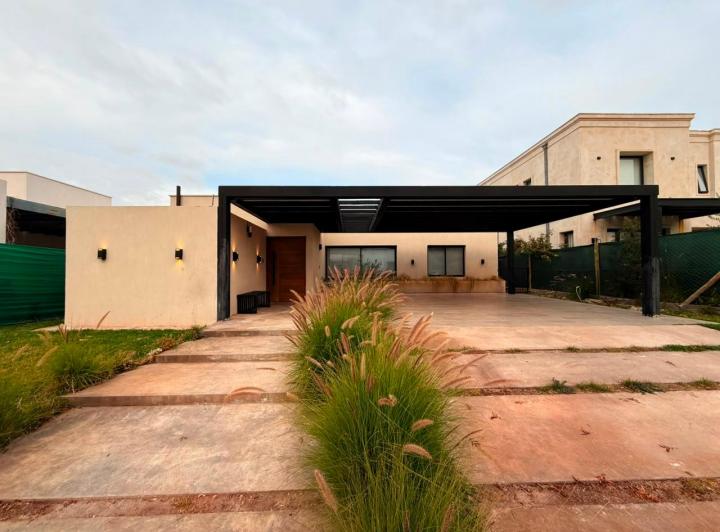 Casa · 210m² · 3 Dormitorios · 2 Cocheras
