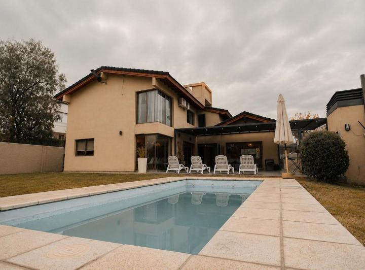Casa · 305m² · 8 Ambientes · 2 Cocheras