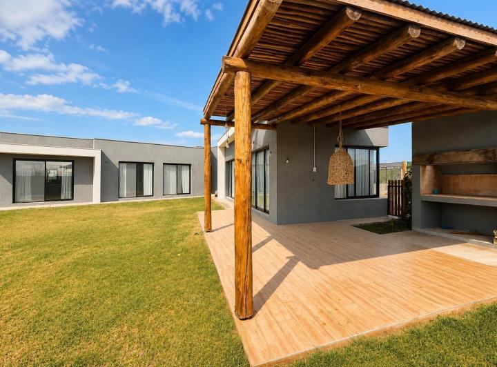 Casa · 200m² · 5 Ambientes · 2 Cocheras