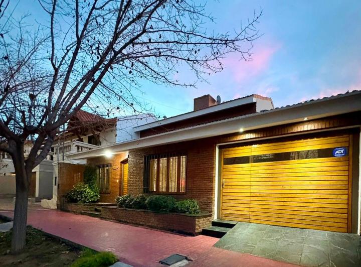 Casa · 228m² · 8 Ambientes · 1 Cochera