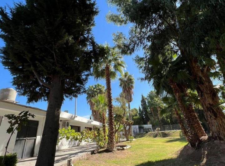 Casa · 900m² · 6 Dormitorios · 2 Cocheras