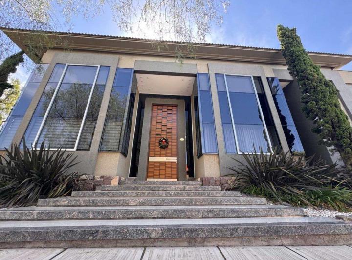 Casa · 690m² · 10 Ambientes · 4 Cocheras