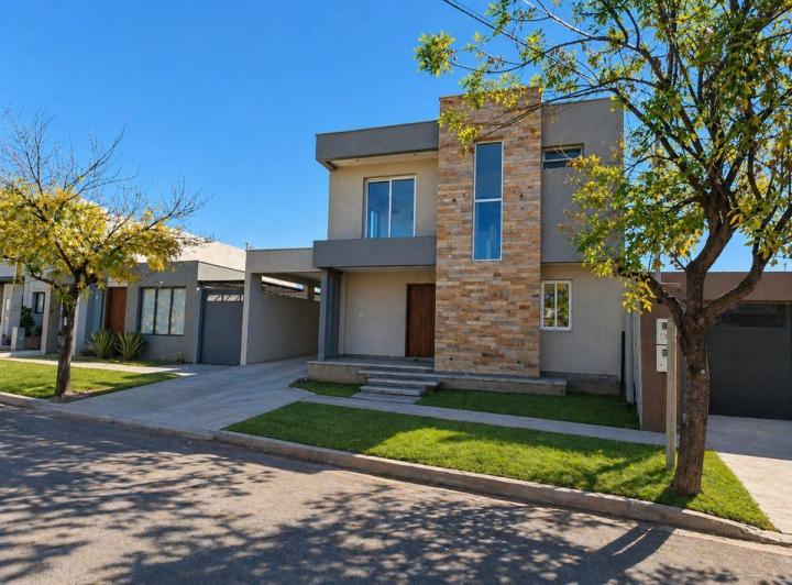 Casa · 256m² · 5 Ambientes · 2 Cocheras