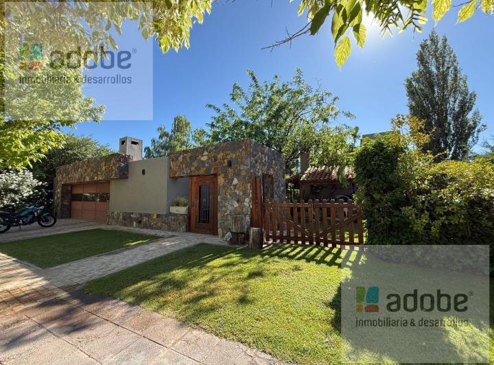 Casa · 400m² · 4 Dormitorios · 2 Cocheras