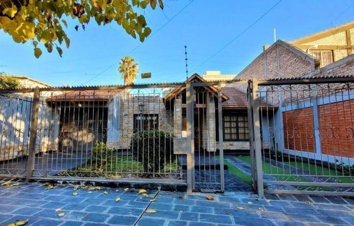 Casa · 172m² · 5 Ambientes · 1 Cochera