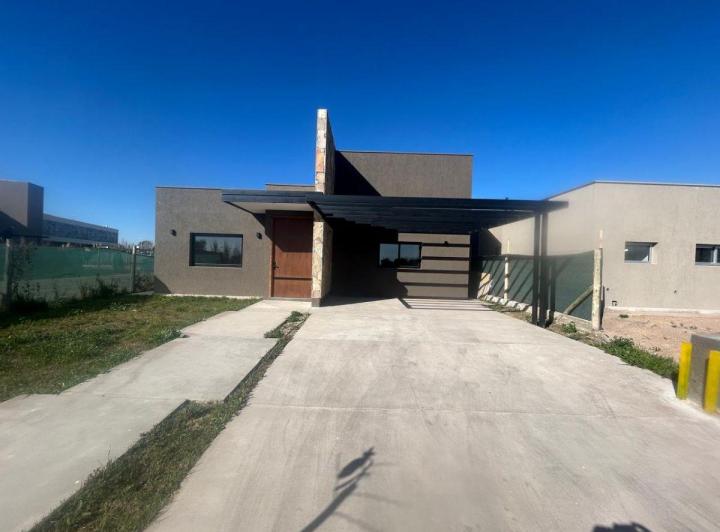 Casa · 200m² · 5 Ambientes · 2 Cocheras