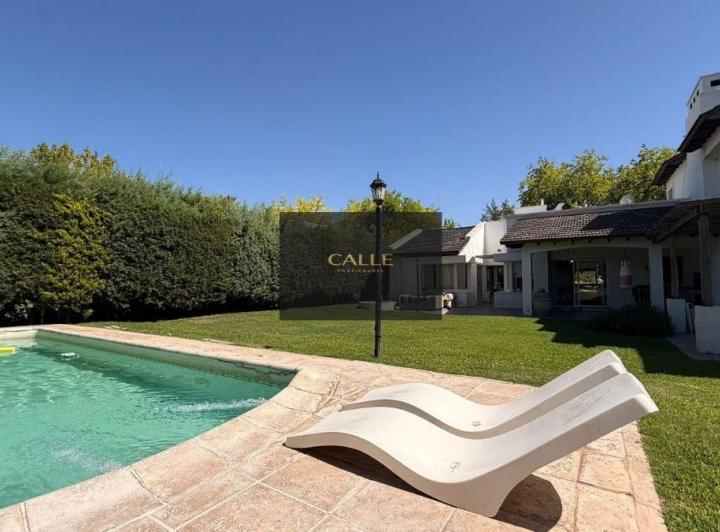 Casa · 270m² · 6 Ambientes · 2 Cocheras