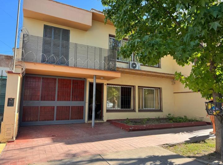 Casa · 229m² · 7 Ambientes · 4 Cocheras
