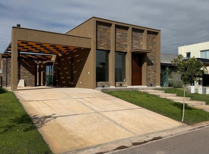 Casa · 220m² · 6 Ambientes