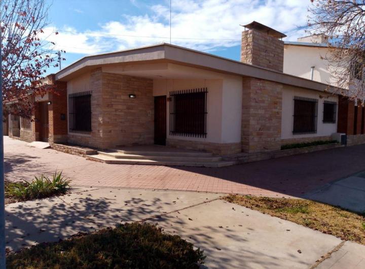 Casa · 190m² · 8 Ambientes · 1 Cochera