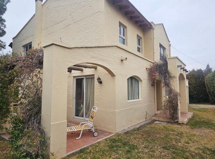 Casa · 250m² · 1 Ambiente · 2 Cocheras