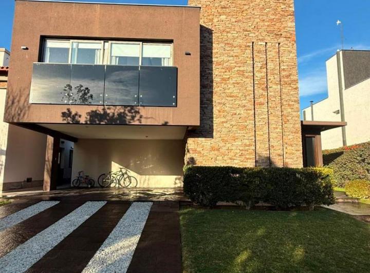 Casa · 320m² · 6 Ambientes · 2 Cocheras