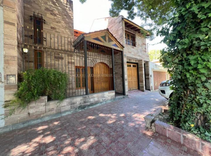 Casa · 171m² · 6 Ambientes · 1 Cochera