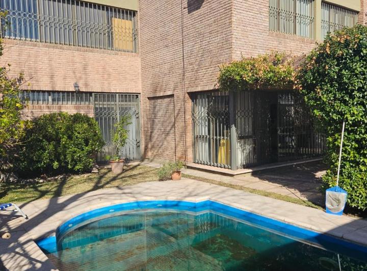 Casa · 280m² · 7 Ambientes · 3 Cocheras