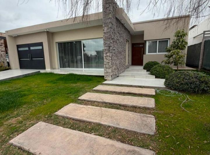 Casa · 240m² · 10 Ambientes · 2 Cocheras