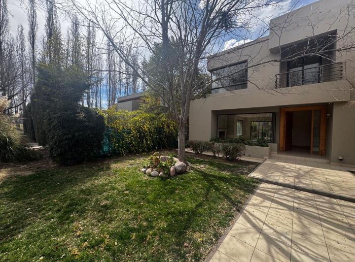 Casa · 323m² · 8 Ambientes · 2 Cocheras